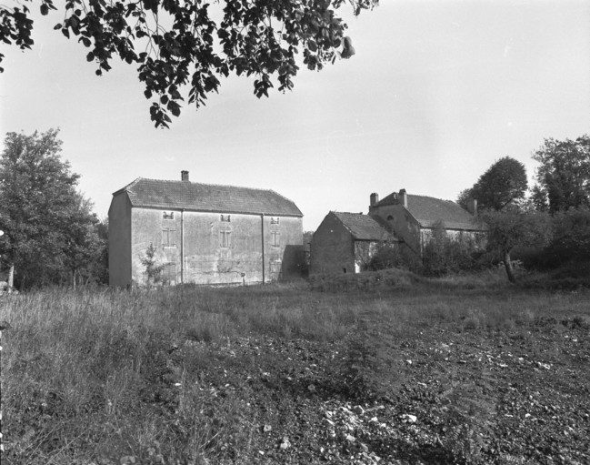 Logements ouvriers vus de trois quarts arrière en 1989.