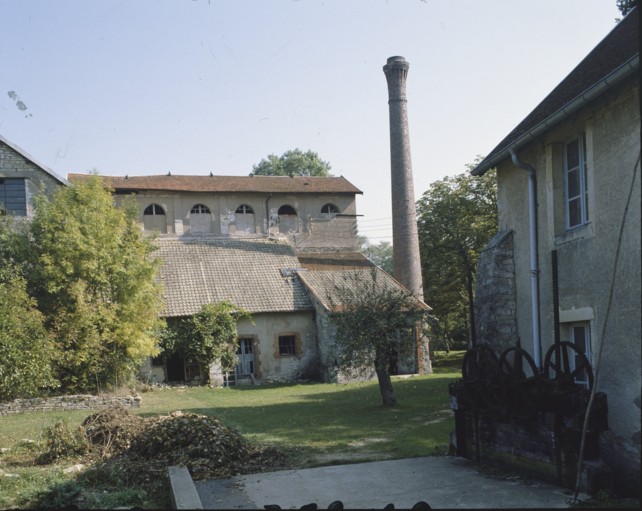 Façade ouest du haut fourneau depuis le moulin en 1989.