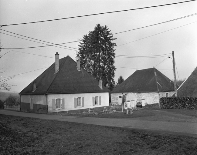 Logement patronal et bâtiment du haut fourneau vus de trois quarts en 1989.