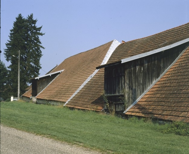 Toitures de la halle à charbon. Vue de trois quarts en 1989.