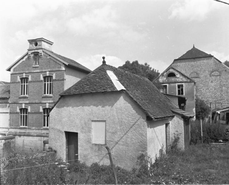 Le bâtiment de la turbine, un bûcher et le bâtiment du haut fourneau en 1989.