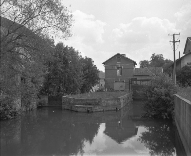 Le bâtiment de la turbine depuis le bief, en amont. Vue en 1989.