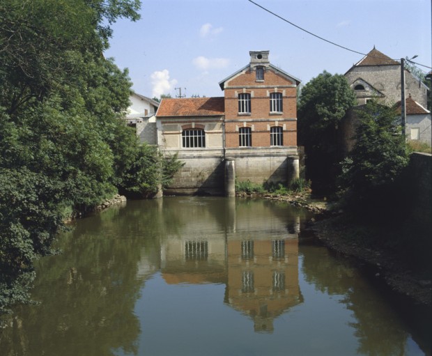 Le bâtiment de la turbine et celui du haut fourneau en 1989.
