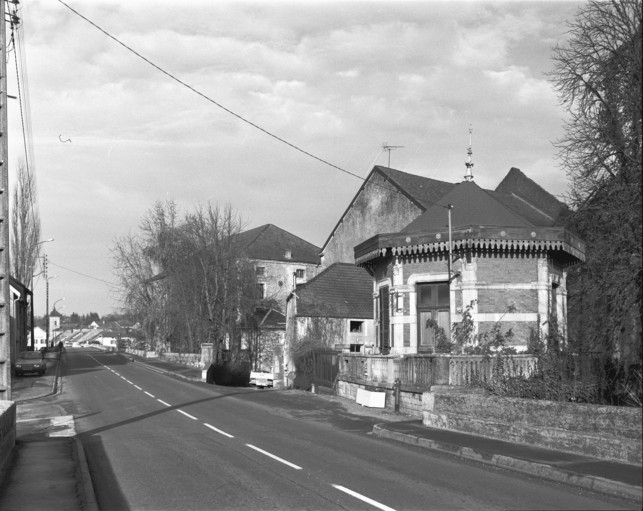 La conciergerie et le moulin public depuis la rue en 1989.