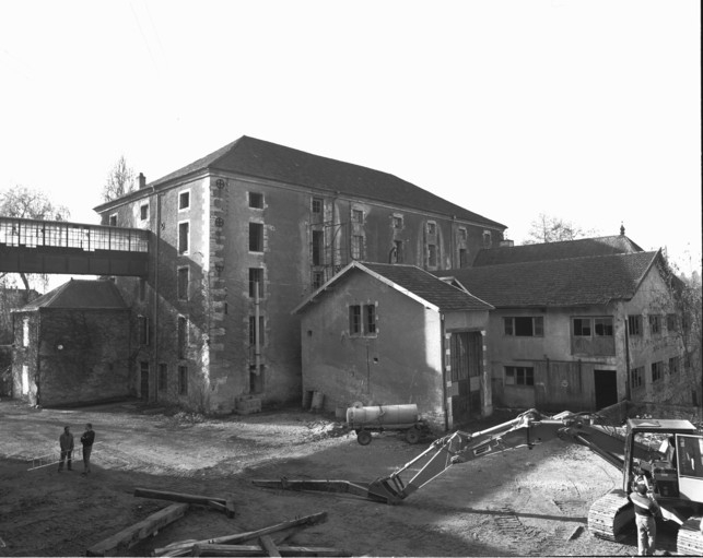 Le moulin de commerce vu de trois quarts arrière en 1989.