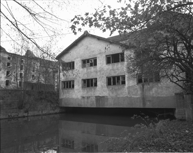 La salle des machines et le bâtiment d'eau depuis le canal en 1989.