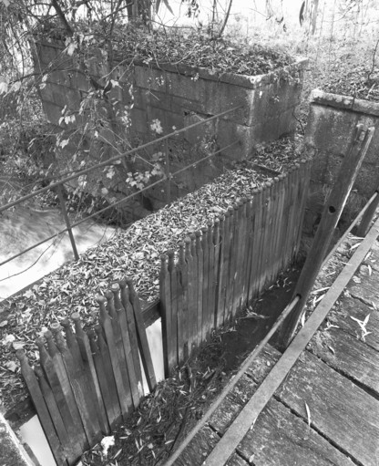 Barrage à aiguilles sur le canal d'amenée en 1989.