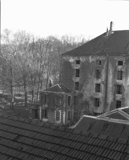 Extrémité nord du moulin public et logement attenant en 1989.