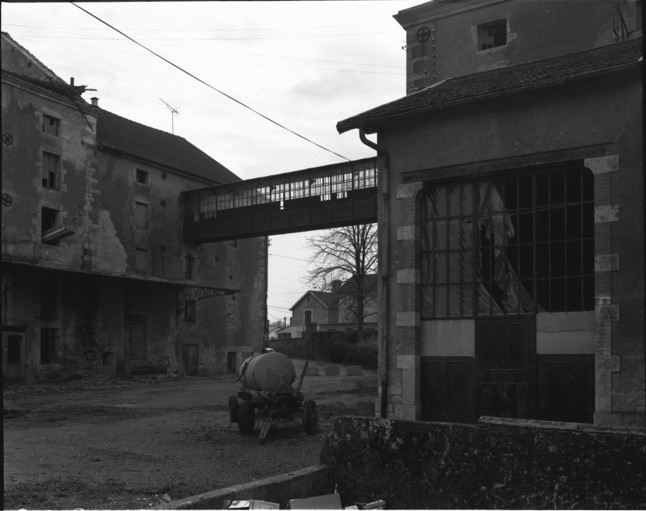 Extrémité sud du moulin public et passerelle en 1989.