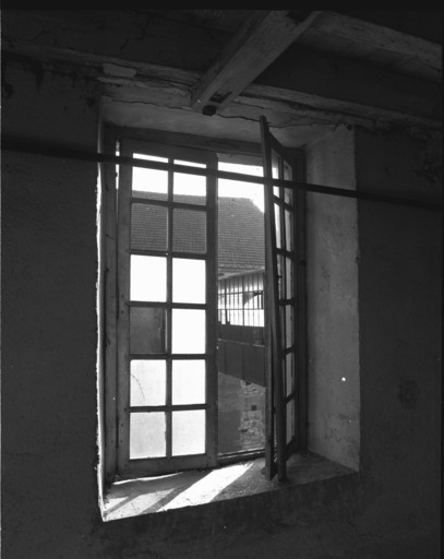 Détail d'une fenêtre du 4e niveau du moulin de commerce en 1989.