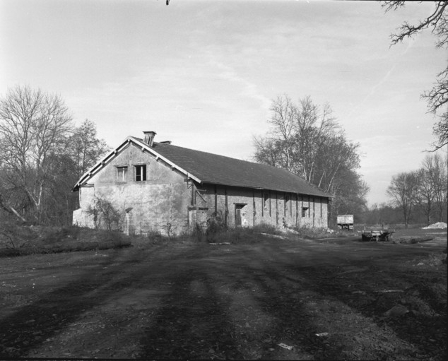 L'entrepôt industriel vu de trois quarts gauche en 1989.