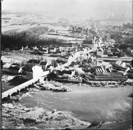 Vue aérienne depuis l'ouest.