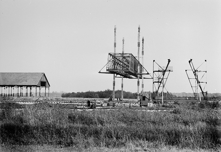 Montage du portique roulant du parc aux pièces, en 1928.