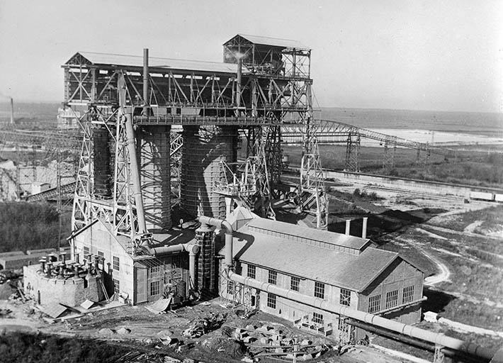 Construction des fours à chaux : mise en place de la base du 3e four, vers 1931.