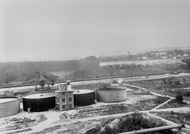 Réservoirs à saumure, en avant du port.