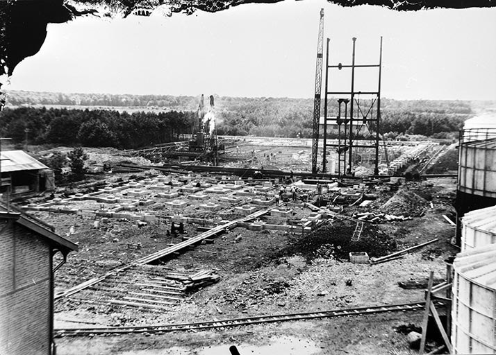 Construction de l'atelier de caustification : pose de la 1ère travée de l'ossature métallique, en 1930.