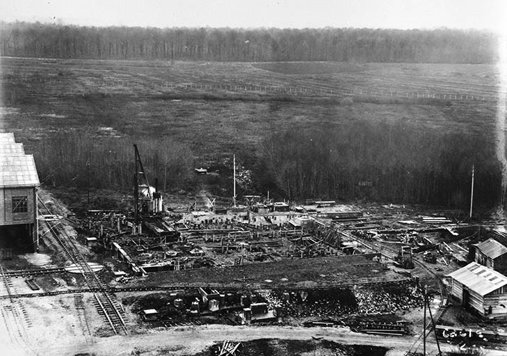 Construction de l'atelier du chlorure de calcium (CaCl2) : enfoncement des pilots.