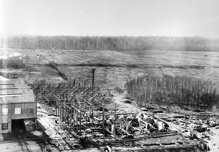 Construction de l'atelier du chlorure de calcium : montage de l'ossature métallique.