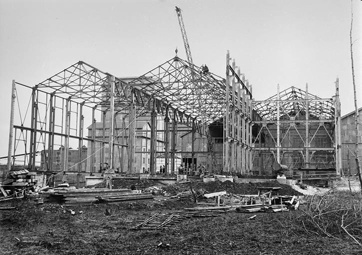 Construction de l'atelier du chlorure de calcium : montage de la charpente, en 1937].