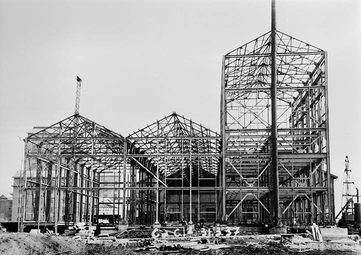 Construction de l'atelier du chlorure de calcium : montage de la charpente.