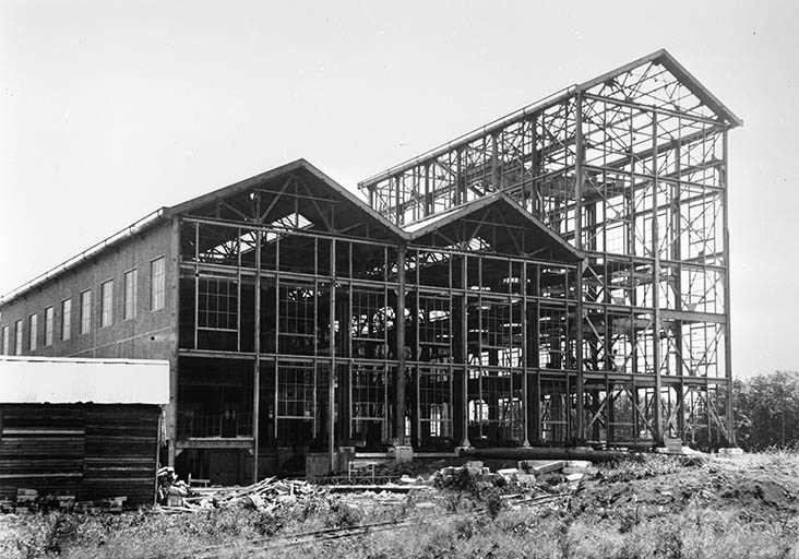 Construction de l'atelier du chlorure de calcium : briquetage et couverture.