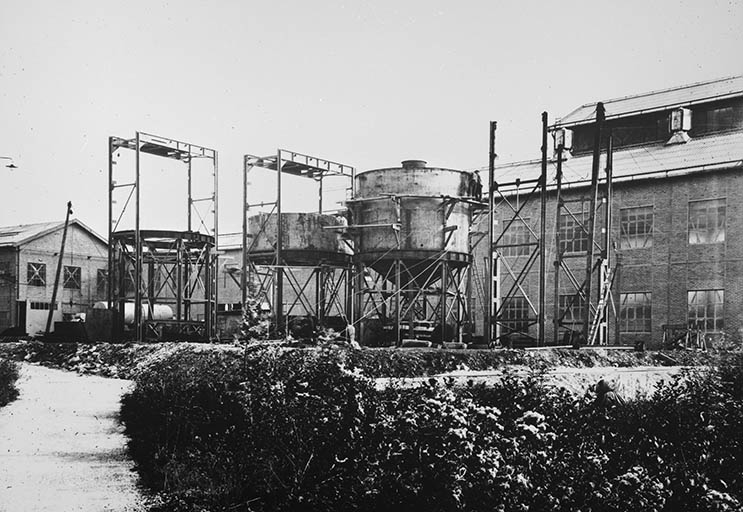 Montage des réservoirs de l'atelier du chlorure de calcium, dans la cour centrale.