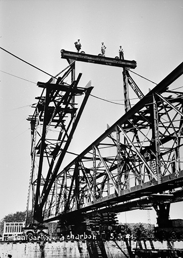Remontage du pont-portique à charbon, en 1941.