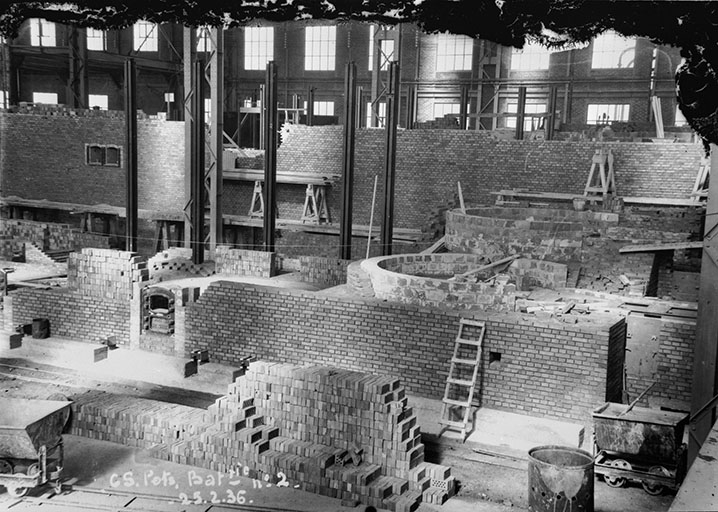 Atelier de caustification : construction des pots (batterie n° 2).