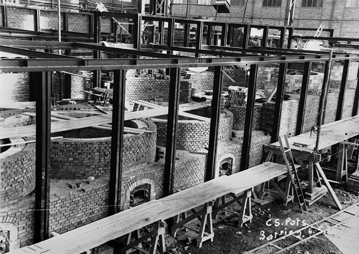 Atelier de caustification : construction des pots (batterie n° 2).