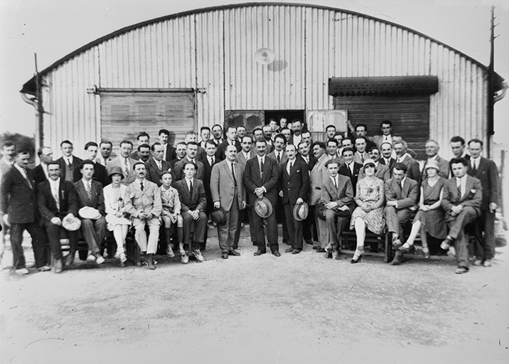 Personnel administratif devant les bureaux provisoires.