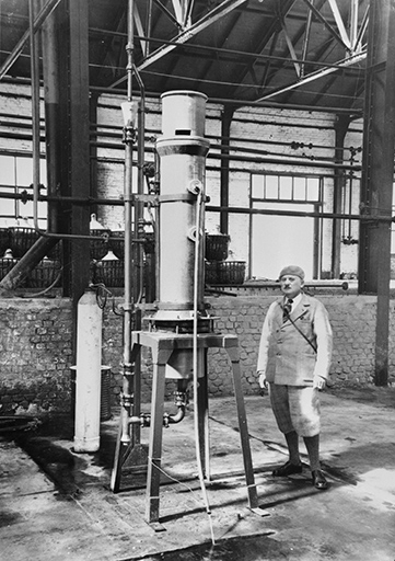 Appareil pour la fabrication d'hypochlorite de soude (eau de javel), fabriqué et commercialisé par la société Solvay.