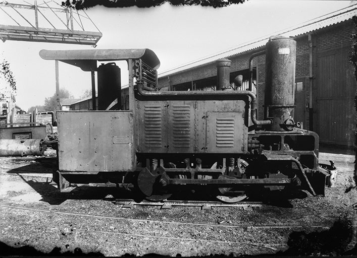 Locomotive Val de Maizet équipée d'un gazogène, vers 1942.