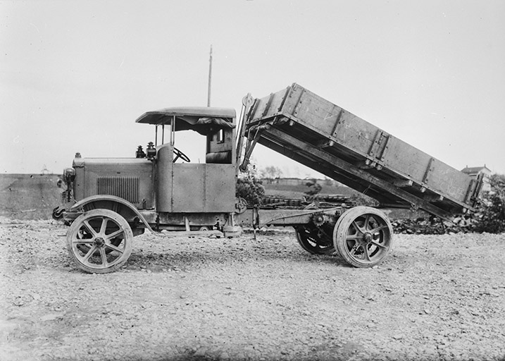 Camion à benne basculante.