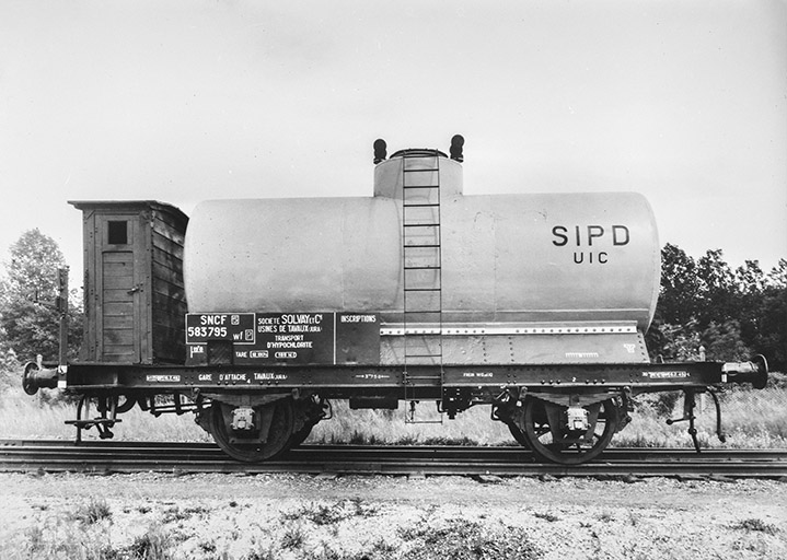 Wagon-citerne servant au transport d'hypochlorite.