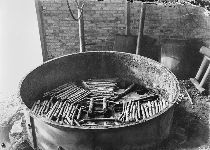Fabrication de charbon de bois (ou de gaz carbonique ?) : 1ère étape du chargement du bois dans la machine.