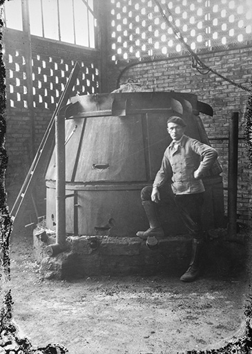 Fabrication de charbon de bois (ou de gaz carbonique ?) : machine en fonctionnement, dans les années 1930 ?