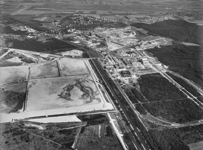 Vue d'ensemble de l'usine depuis l'ouest [vue aérienne].