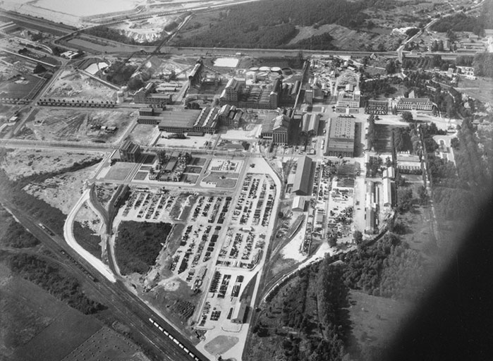 Vue d'ensemble de l'usine depuis le sud [vue aérienne].