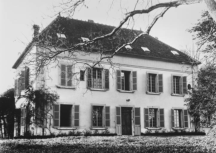 Logement patronal du Clos de Belvoye, façade antérieure.