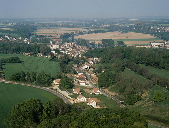Cité ouvrière des Madiottes et village vus depuis l'est, photographie aérienne.