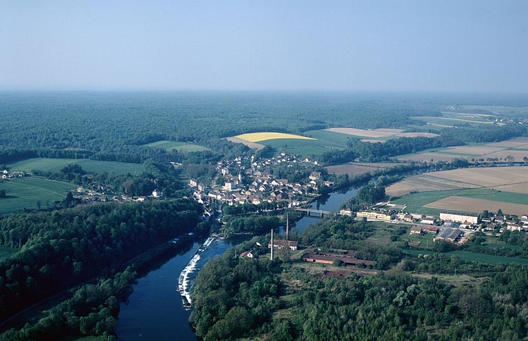 Vue d'ensemble du village et du site industriel depuis le nord, photographie aérienne.