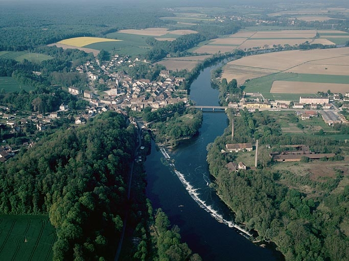 Vue d'ensemble du village et du site industriel depuis le nord-est, photographie aérienne.