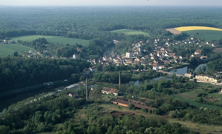 Vue d'ensemble du village et du site industriel depuis le nord (vue rapprochée), photographie aérienne.