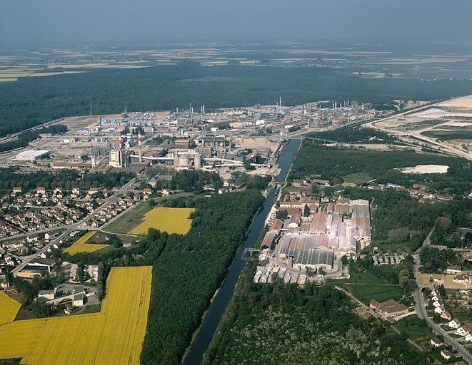 Abergement-la-Ronce : usine de produits chimiques de la société Solvay et Cie.