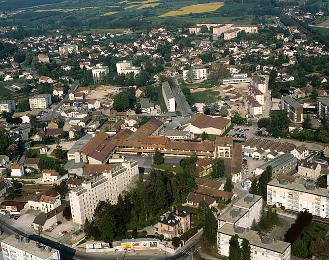 Vue aérienne depuis l'est (vue rapprochée).