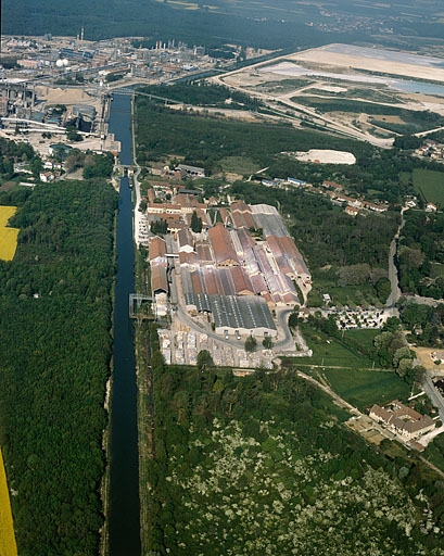 Vue aérienne de l'usine et de la cité ouvrière, depuis l'est.