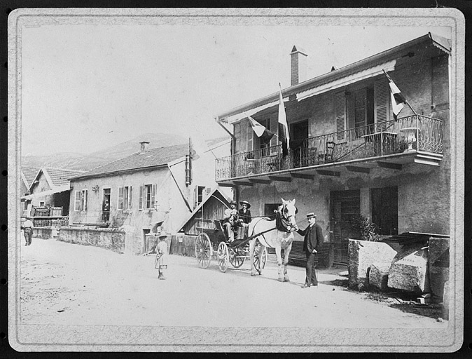 Attelage devant des ateliers et logement.