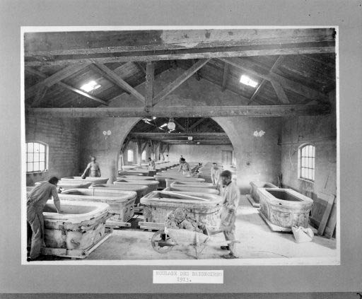Usine de grès et de porcelaine des Ets Jacob-Delafon et Cie, Damparis : le moulage des baignoires, 1913.
