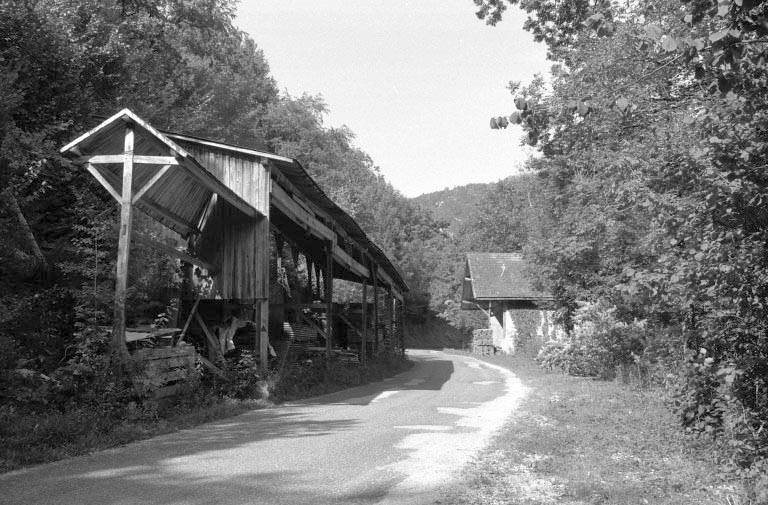 Séchoir à bois et magasin industriel.