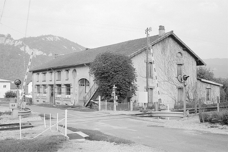 Façade antérieure vue de trois quarts droit.